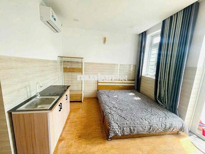 PHÒNG BAN CÔNG GẦN NGÃ TƯ TÔ KÝ - NGUYỄN ẢNH THỦ