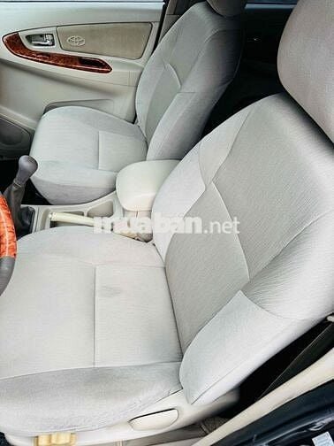Toyota Innova 7 chỗ màu Đen