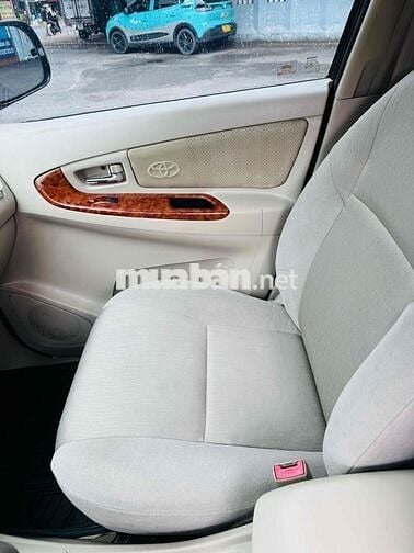 Toyota Innova 7 chỗ màu Đen
