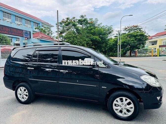 Toyota Innova 7 chỗ màu Đen