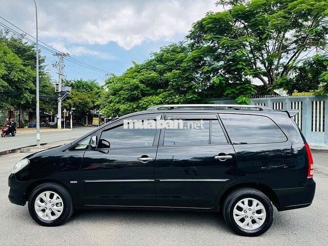 Toyota Innova 7 chỗ màu Đen