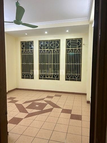 Cho thuê nhà trong ngõ 266 Đội Cấn, cách mặt phố 30m, ô tô tải đỗ cửa