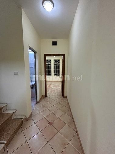 Cho thuê nhà trong ngõ 266 Đội Cấn, cách mặt phố 30m, ô tô tải đỗ cửa