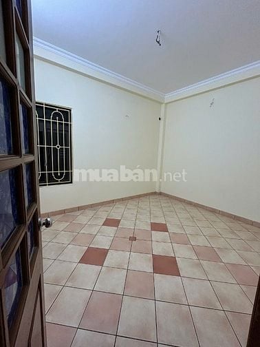 Cho thuê nhà trong ngõ 266 Đội Cấn, cách mặt phố 30m, ô tô tải đỗ cửa