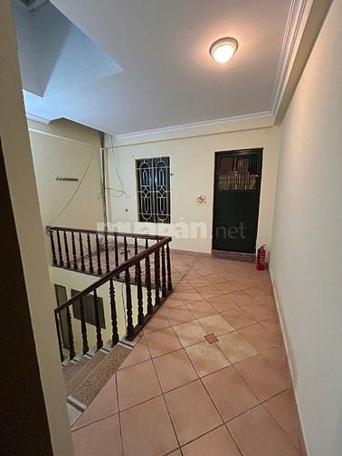 Cho thuê nhà trong ngõ 266 Đội Cấn, cách mặt phố 30m, ô tô tải đỗ cửa