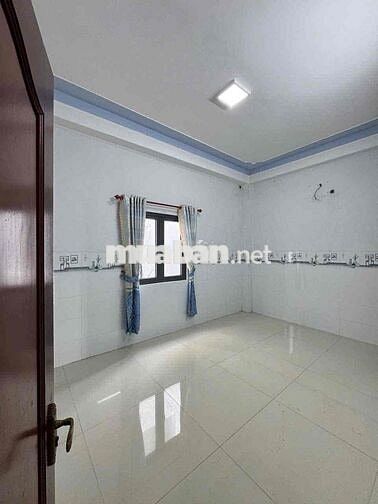 CHỦ GỬI CHO THUÊ NHÀ TRỆT 3 LẦU MỚI ĐẸP MẶT TIỀN HƯỚNG QL1A