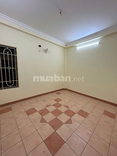 Cho thuê nhà trong ngõ 266 Đội Cấn, cách mặt phố 30m, ô tô tải đỗ cửa