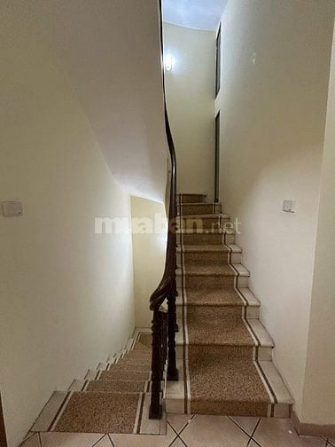 Cho thuê nhà trong ngõ 266 Đội Cấn, cách mặt phố 30m, ô tô tải đỗ cửa