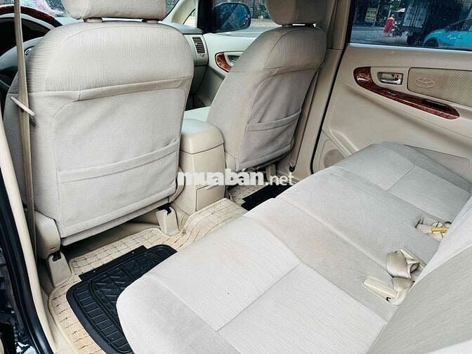 Toyota Innova 7 chỗ màu Đen