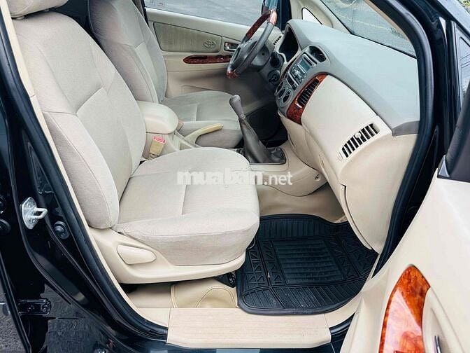 Toyota Innova 7 chỗ màu Đen