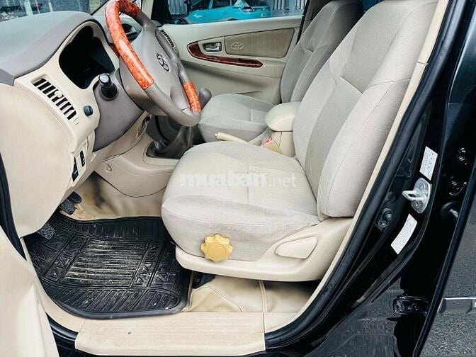 Toyota Innova 7 chỗ màu Đen
