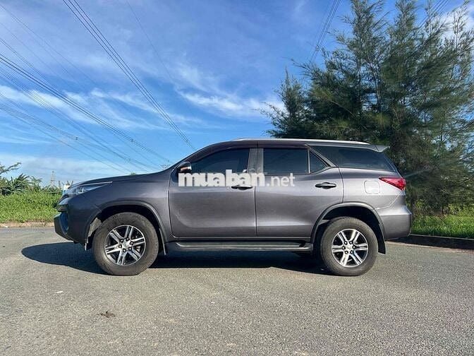 Toyota Fortuner 7 chỗ màu Xám