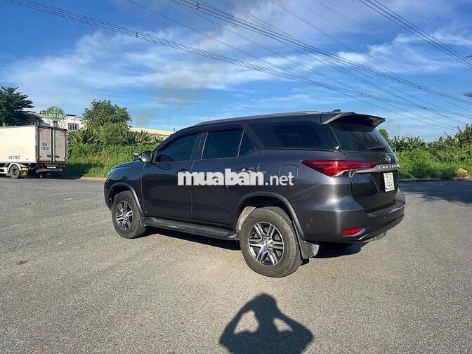 Toyota Fortuner 7 chỗ màu Xám