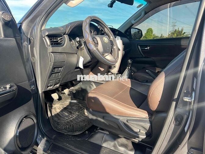 Toyota Fortuner 7 chỗ màu Xám