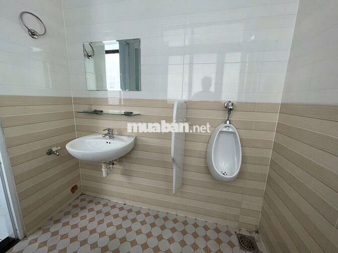 Văn phòng 80m2 Vạn Phúc, ngăn sẵn 2 phòng, có nội thất, hầm. Chỉ 16 tr