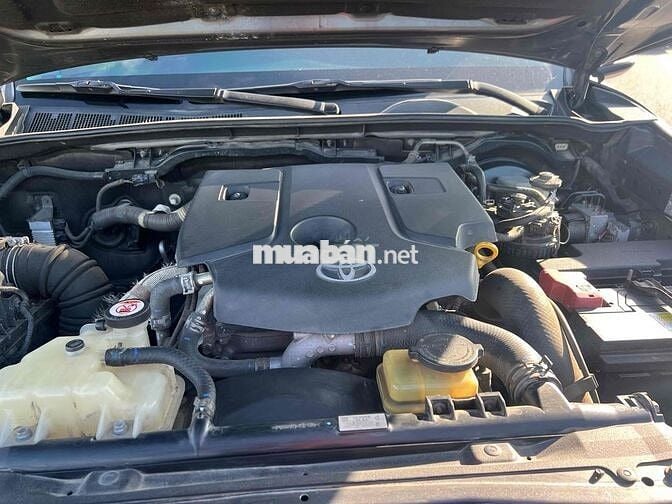Toyota Fortuner 7 chỗ màu Xám