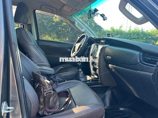 Toyota Fortuner 7 chỗ màu Xám