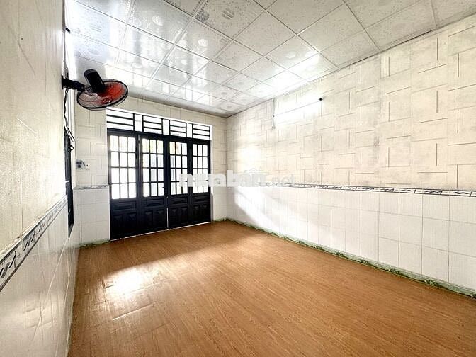 CHO THUÊ NHÀ 130m2,NGAY CHỢ PHÚ THỌ,XE HƠI TRONG NHÀ. CHỈ 5.5 TR.Đ/TH