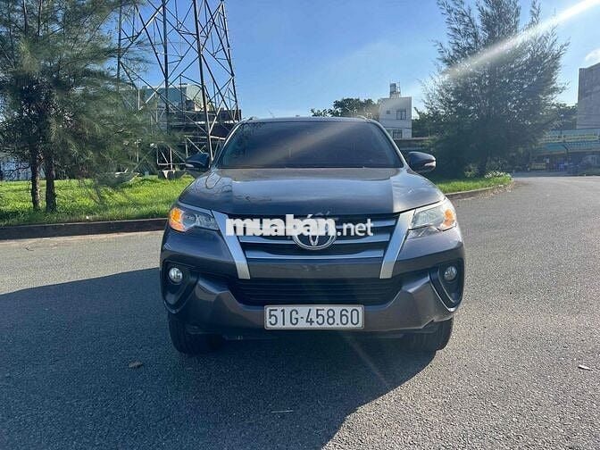 Toyota Fortuner 7 chỗ màu Xám
