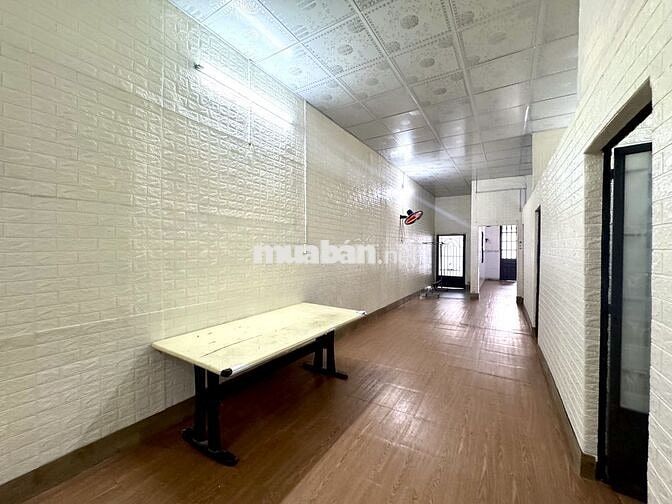 CHO THUÊ NHÀ 130m2,NGAY CHỢ PHÚ THỌ,XE HƠI TRONG NHÀ. CHỈ 5.5 TR.Đ/TH