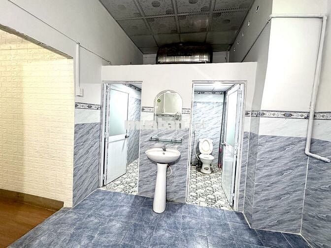 CHO THUÊ NHÀ 130m2,NGAY CHỢ PHÚ THỌ,XE HƠI TRONG NHÀ. CHỈ 5.5 TR.Đ/TH