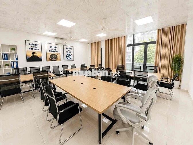 Văn phòng 60m2 sẵn nội thất, có m.lạnh, hầm xe ở Vạn Phúc. Giá 13 tr