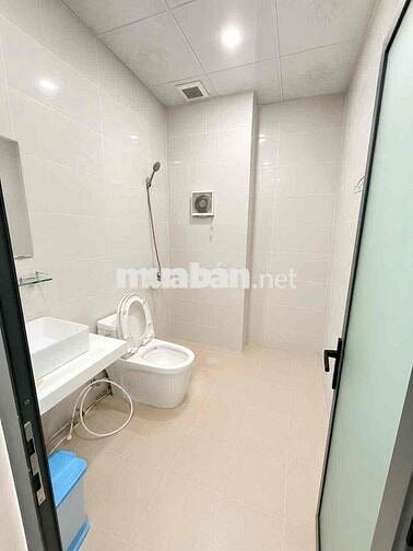 Văn phòng 60m2 sẵn nội thất, có m.lạnh, hầm xe ở Vạn Phúc. Giá 13 tr