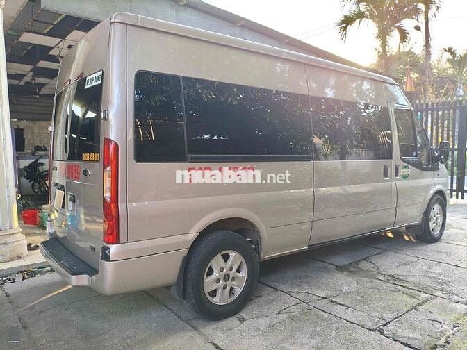 Ford Transit 16 chỗ màu Vàng cát