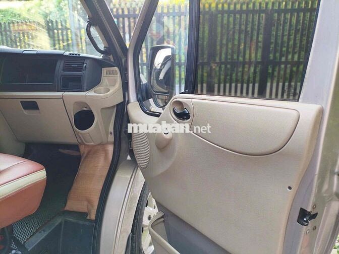 Ford Transit 16 chỗ màu Vàng cát
