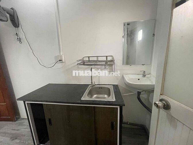 Phòng Sinh Viên Gần CVPM, Cách trường VOV 500m