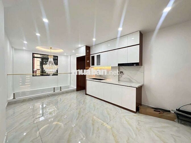 Hơn 10đ - TT Cầu Giấy 40m2 x 6T thang máy, ngõ thông, lô góc 2 thoáng.