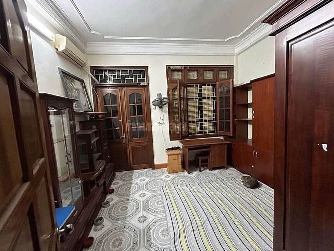 Cho thuê nhà ngõ 135 Đội Cấn, 4 ngủ, ngõ xe 3 gác 
