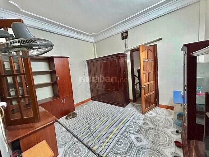 Cho thuê nhà ngõ 135 Đội Cấn, 4 ngủ, ngõ xe 3 gác 