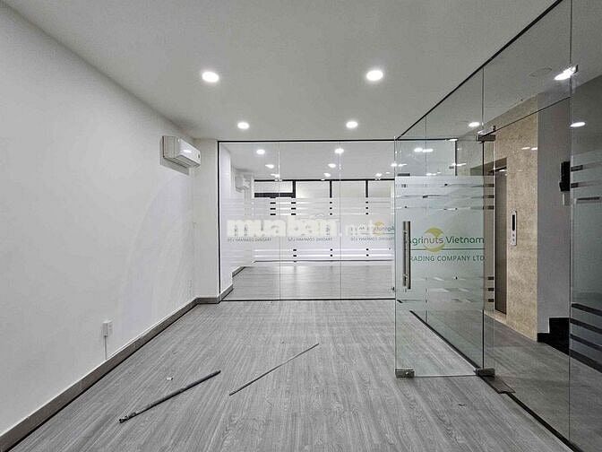 Văn phòng 70m2 ngăn kính sẵn 02 phòng giá 10tr/th tại Vạn Phúc City