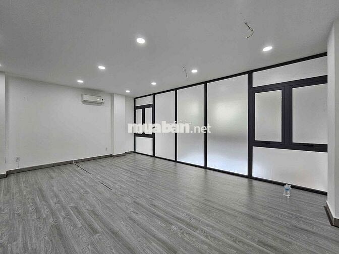 Văn phòng 70m2 ngăn kính sẵn 02 phòng giá 10tr/th tại Vạn Phúc City
