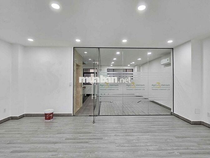 Văn phòng 70m2 ngăn kính sẵn 02 phòng giá 10tr/th tại Vạn Phúc City