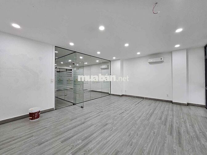 Văn phòng 70m2 ngăn kính sẵn 02 phòng giá 10tr/th tại Vạn Phúc City