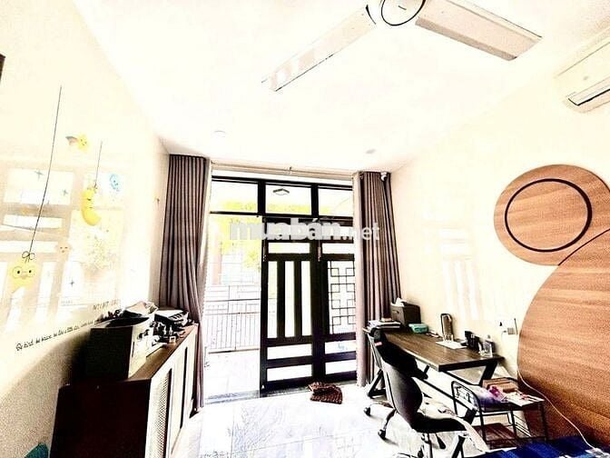 BÁN GẤP NHÀ 3 TẦNG - SÁT BIỂN NGUYỄN TẤT THÀNH