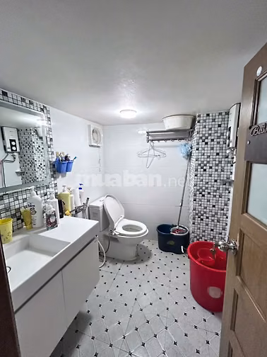 Tầng trệt CC TrầnHưngĐạo P7Q5 105,99m2 SHR gần NH Đồng Khánh hỗ trợ NH