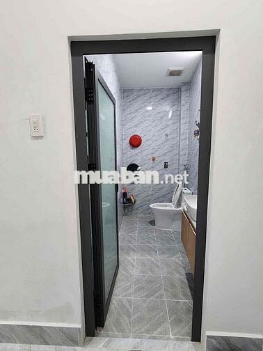 Hai vợ chồng về quê không ở nữa