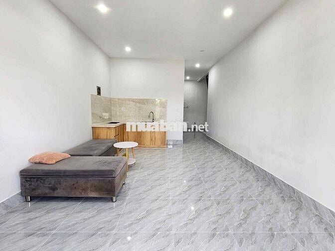 Hai vợ chồng về quê không ở nữa