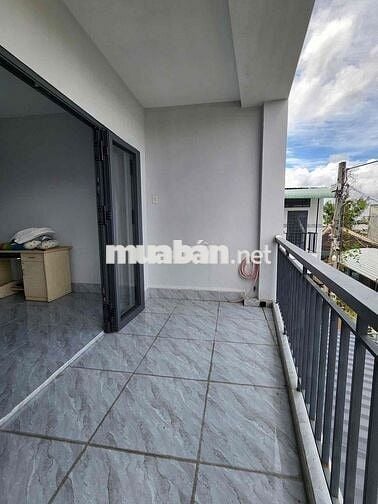 Hai vợ chồng về quê không ở nữa