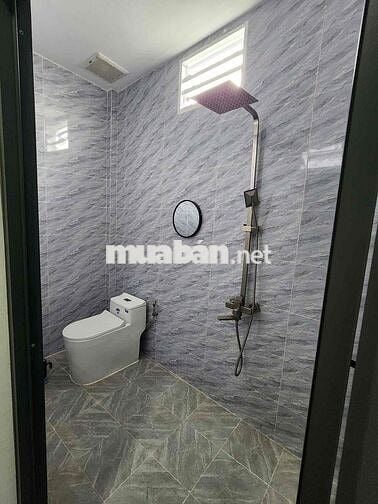 Hai vợ chồng về quê không ở nữa