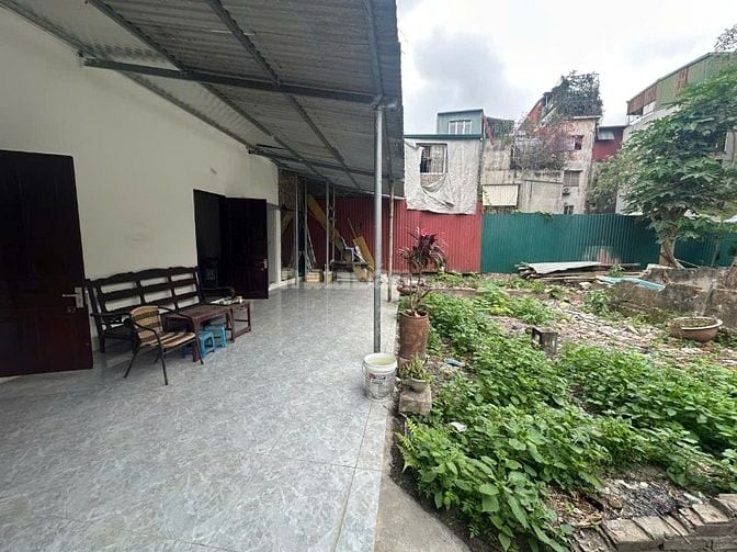 Cho thuê nhà ngõ 343 Đội Cấn sân vườn rộng, 2 ngủ,