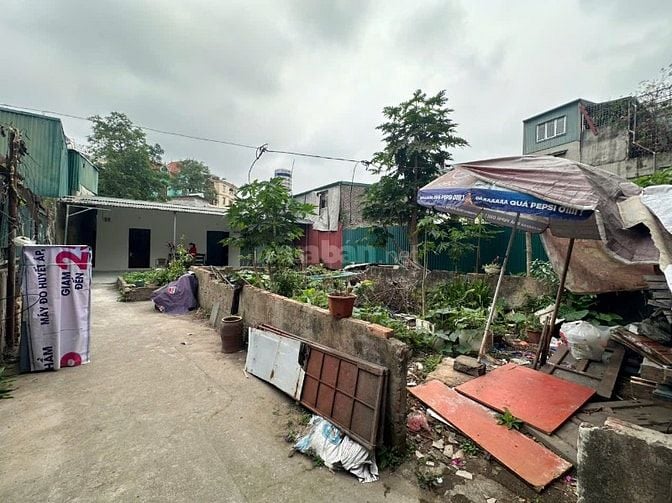 Cho thuê nhà ngõ 343 Đội Cấn sân vườn rộng, 2 ngủ,
