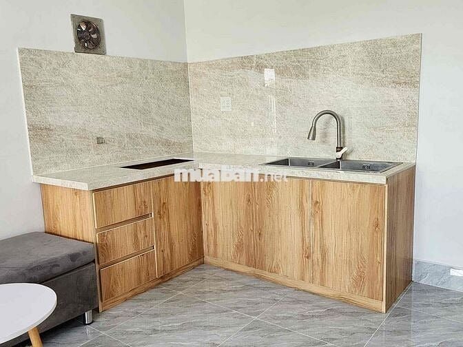 Hai vợ chồng về quê không ở nữa