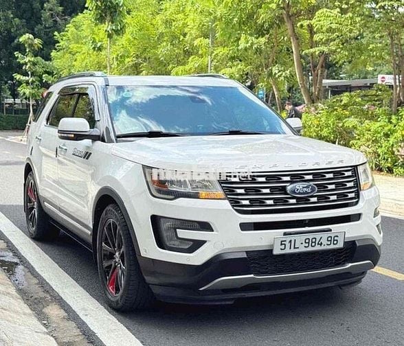 Ford Explorer 7 chỗ số tự động xăng Trắng