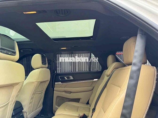 Ford Explorer 7 chỗ số tự động xăng Trắng