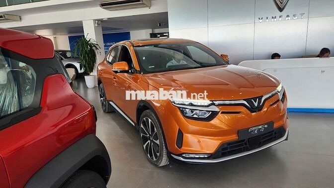 Xe VinFast VF8 màu vàng cam 2023