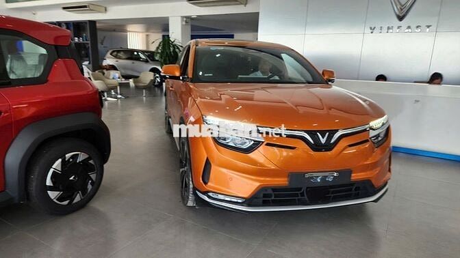 Xe VinFast VF8 màu vàng cam 2023
